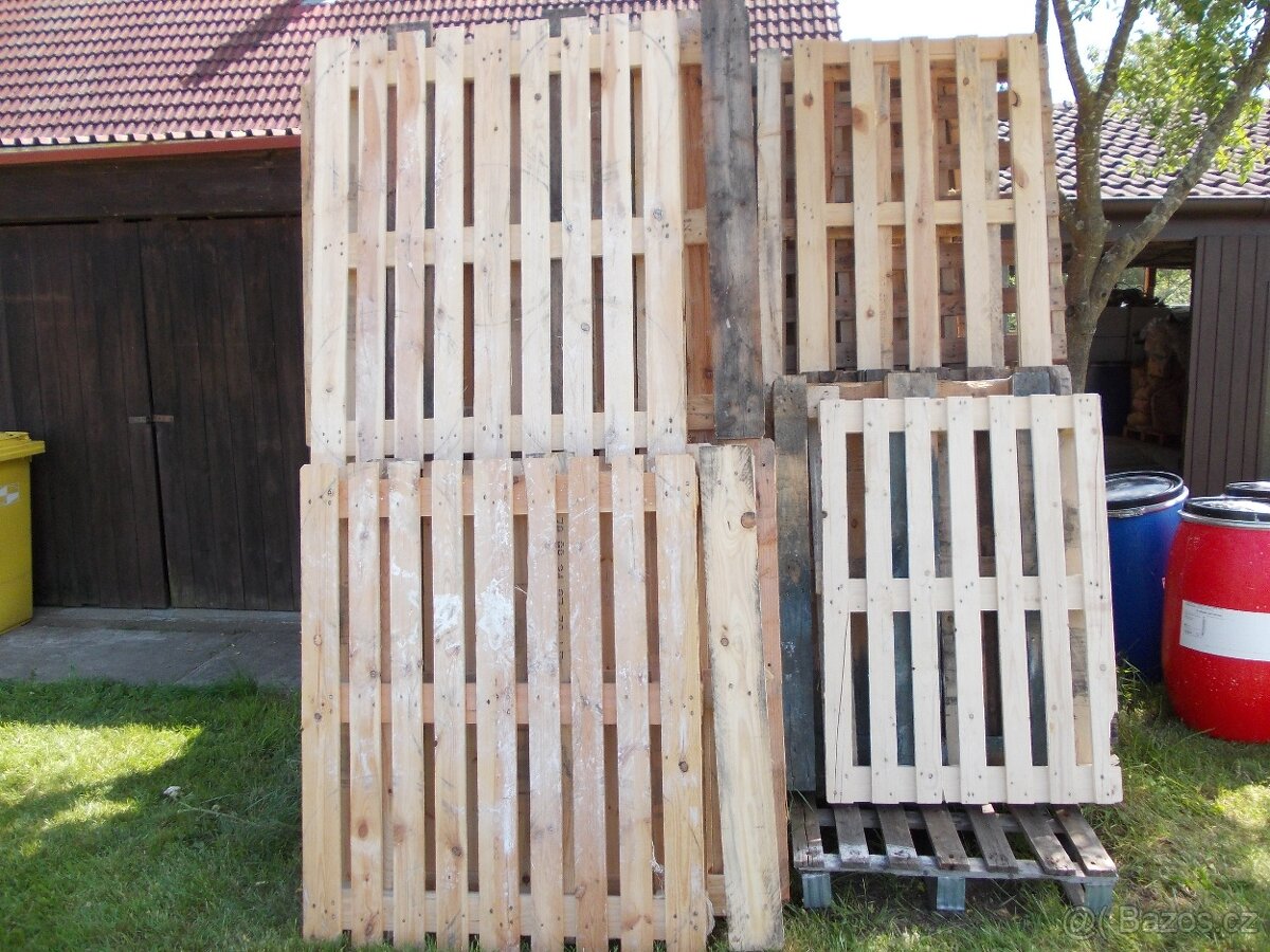 Dřevěné palety.