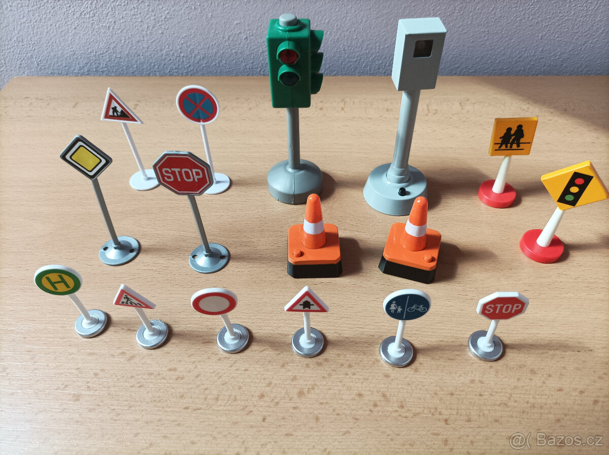 Dopravní značky, semafor a radar.