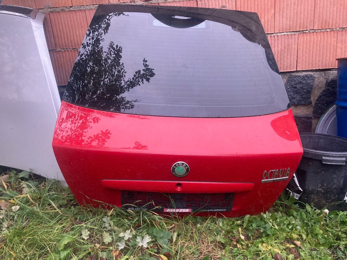 Octavia 1 sedan víko kufru červená