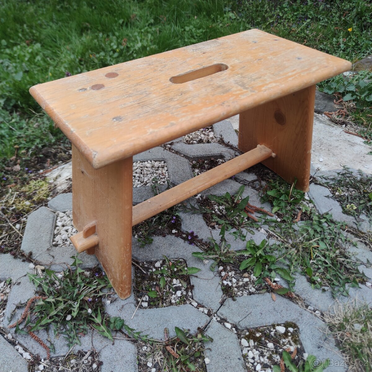 Dřevěná lakovaná stolička