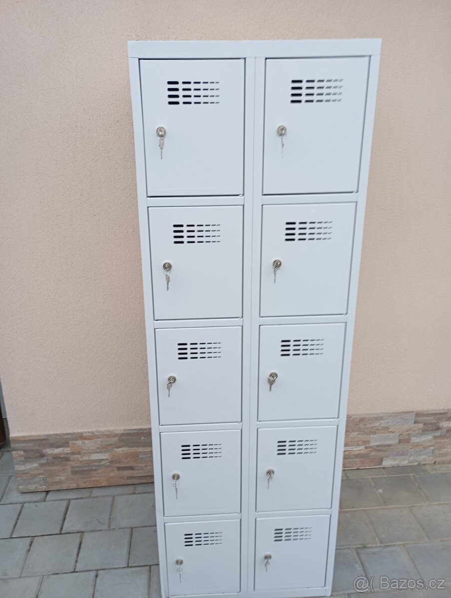 Plechová skříň - 10 boxu