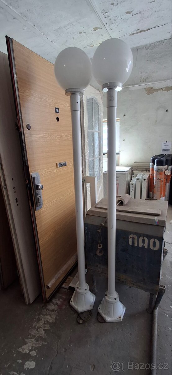 Lampa zahradní bila 195cm