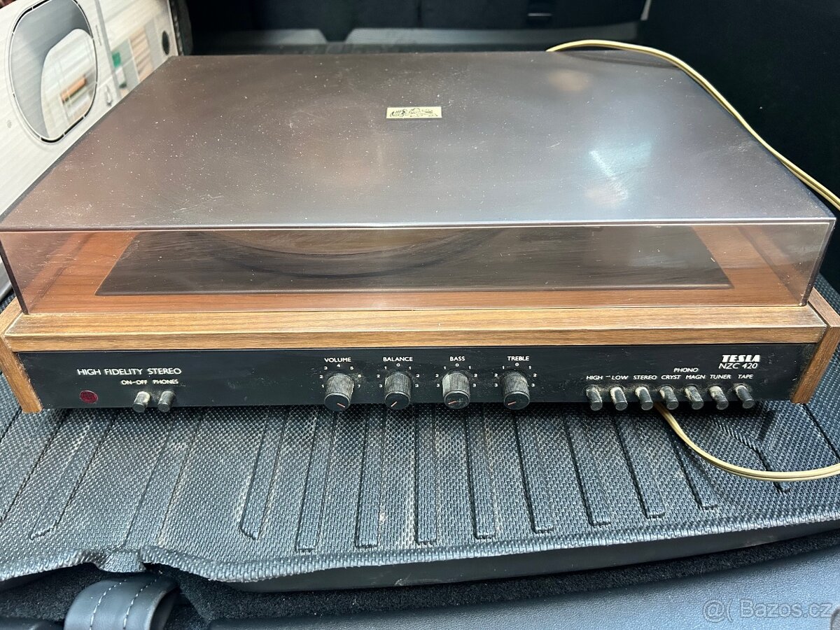 Gramofon Tesla NZC 420