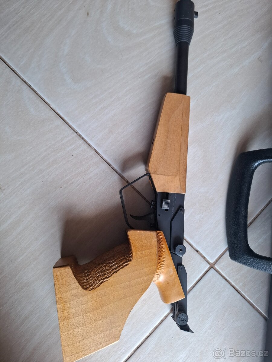 Pistole Tau 7