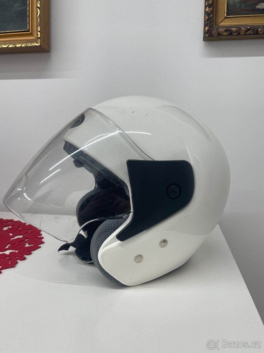 Motorkářská přilba velikosti M