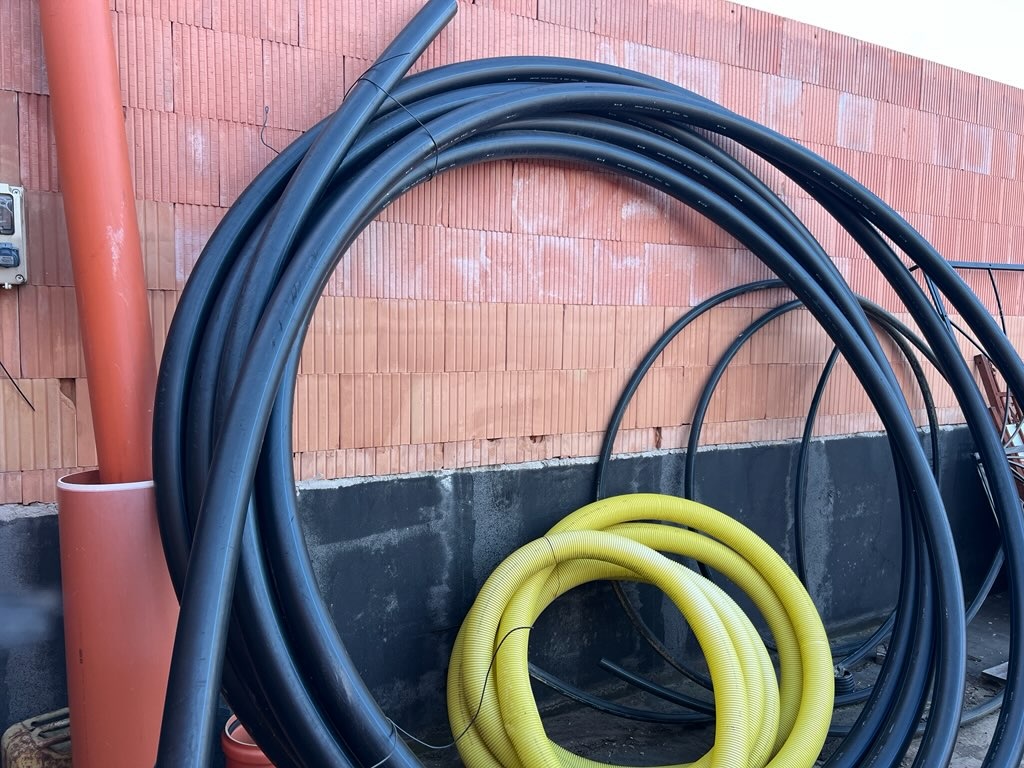 PE vodovodní potrubí pr. 90mm 45bm