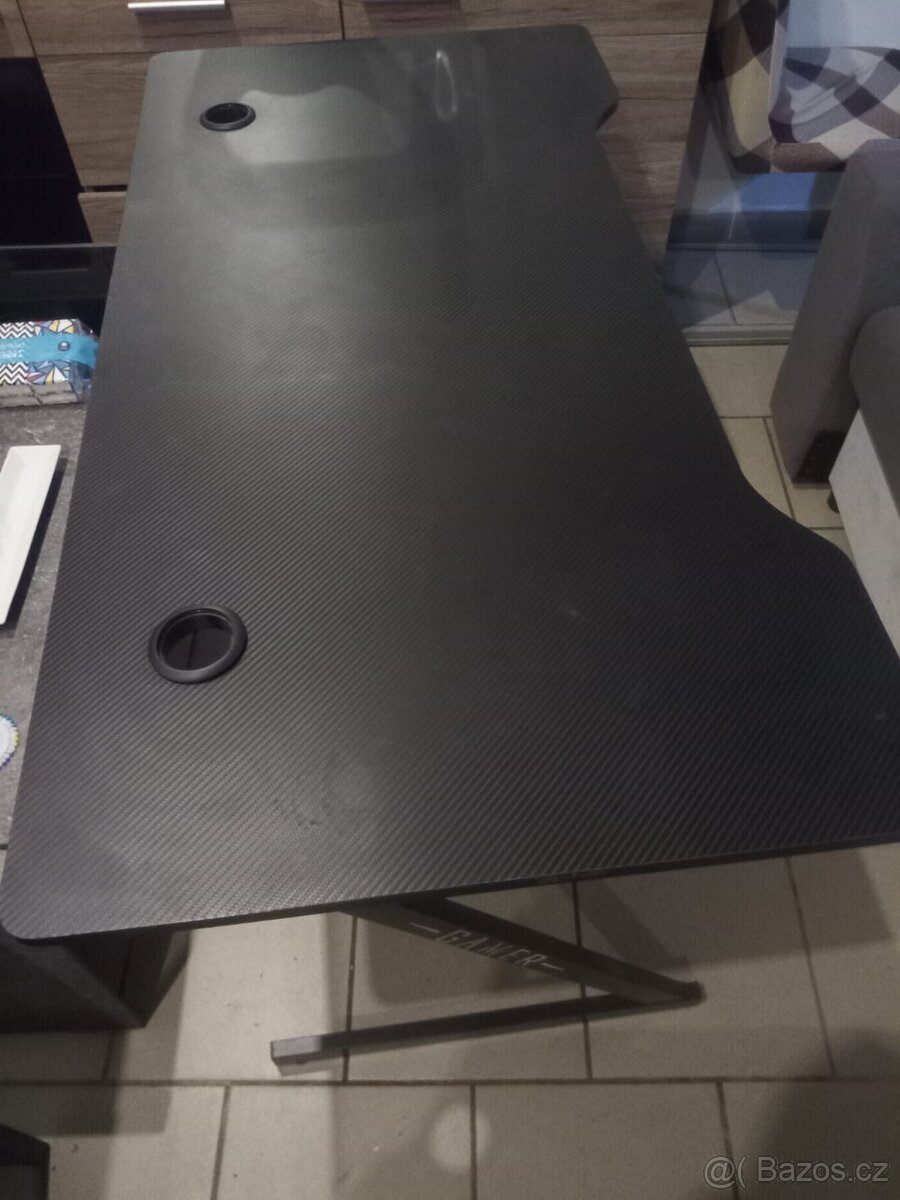 prodám herní stul GAMER