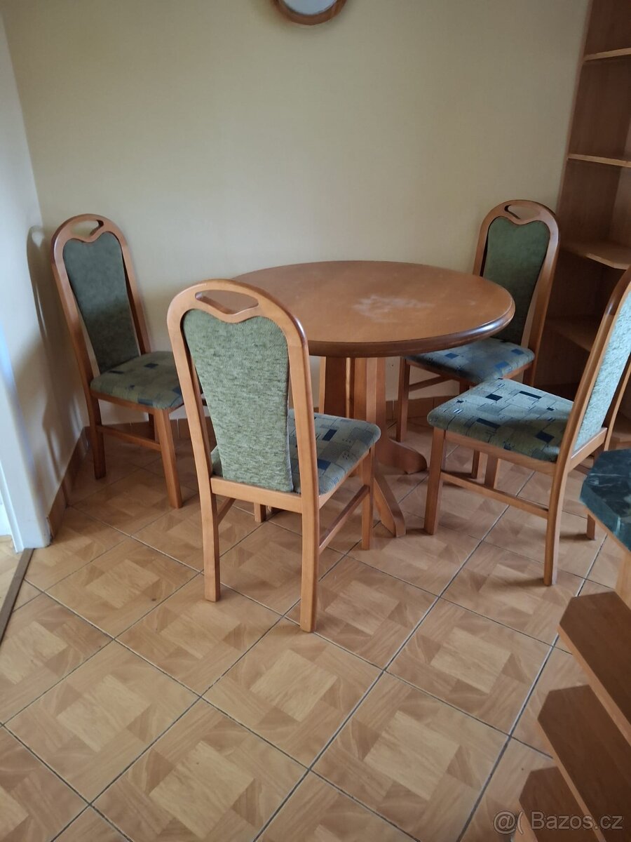 jídelní stůl se židlemi