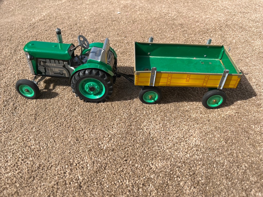 traktor s valníkem