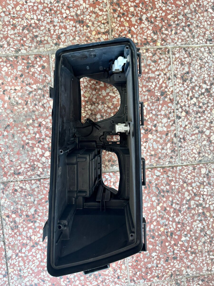 Skříň světlometu pravá BMW E38