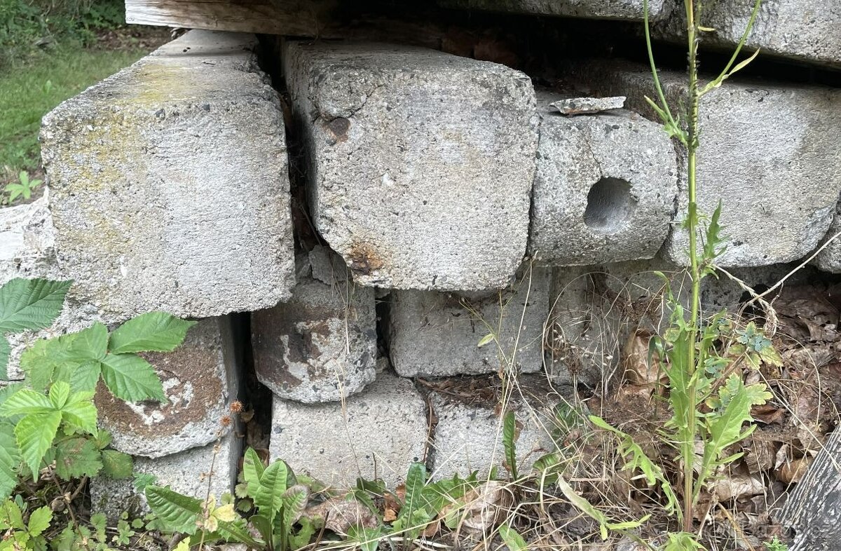 Betonové kůly za odvoz