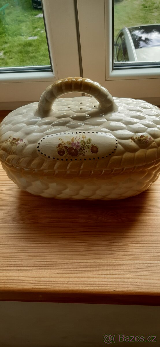 Keramicka doza na chleba.