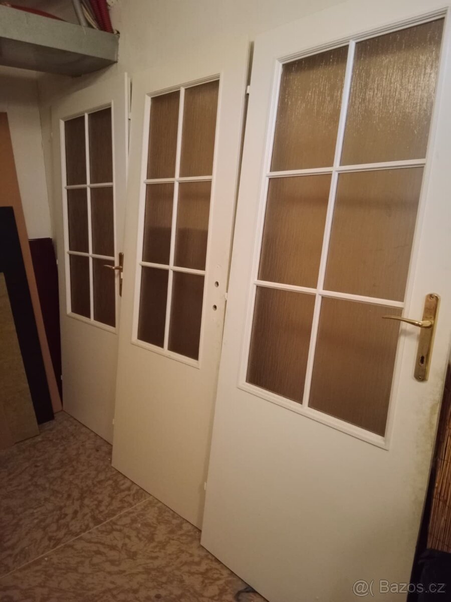 Dveře, židle