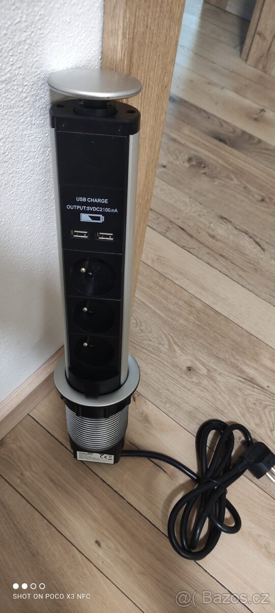 Zásuvková stolní lišta s USB