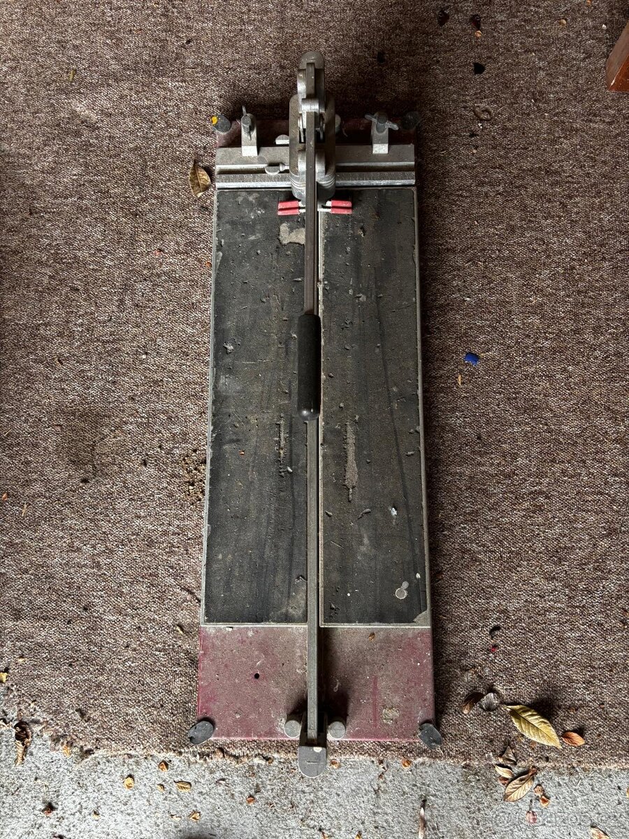 ŘEZAČKA NA DLAŽBU S ODPRUŽENÍM