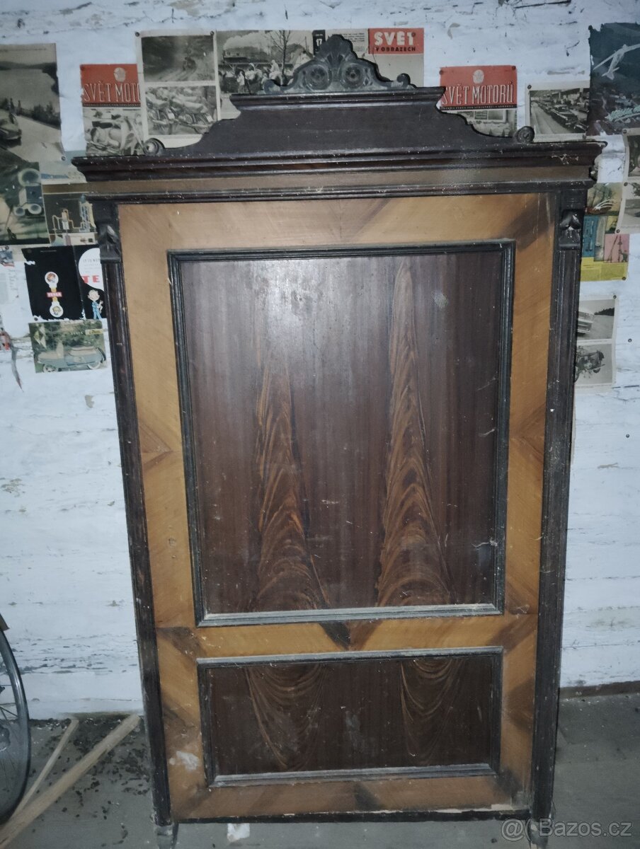 Starožitná skříň