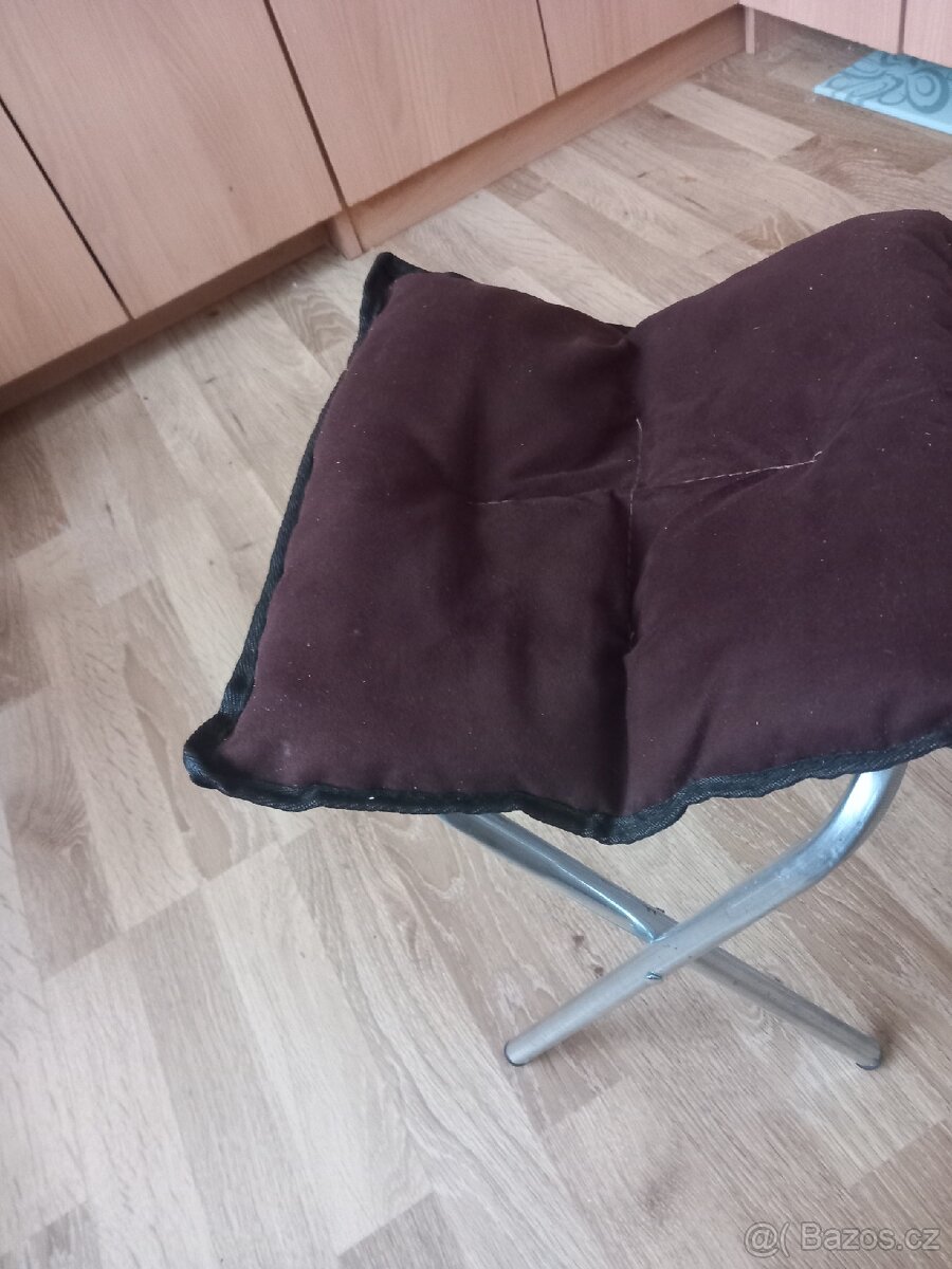 Malou přenosnou rozkl. sedačku