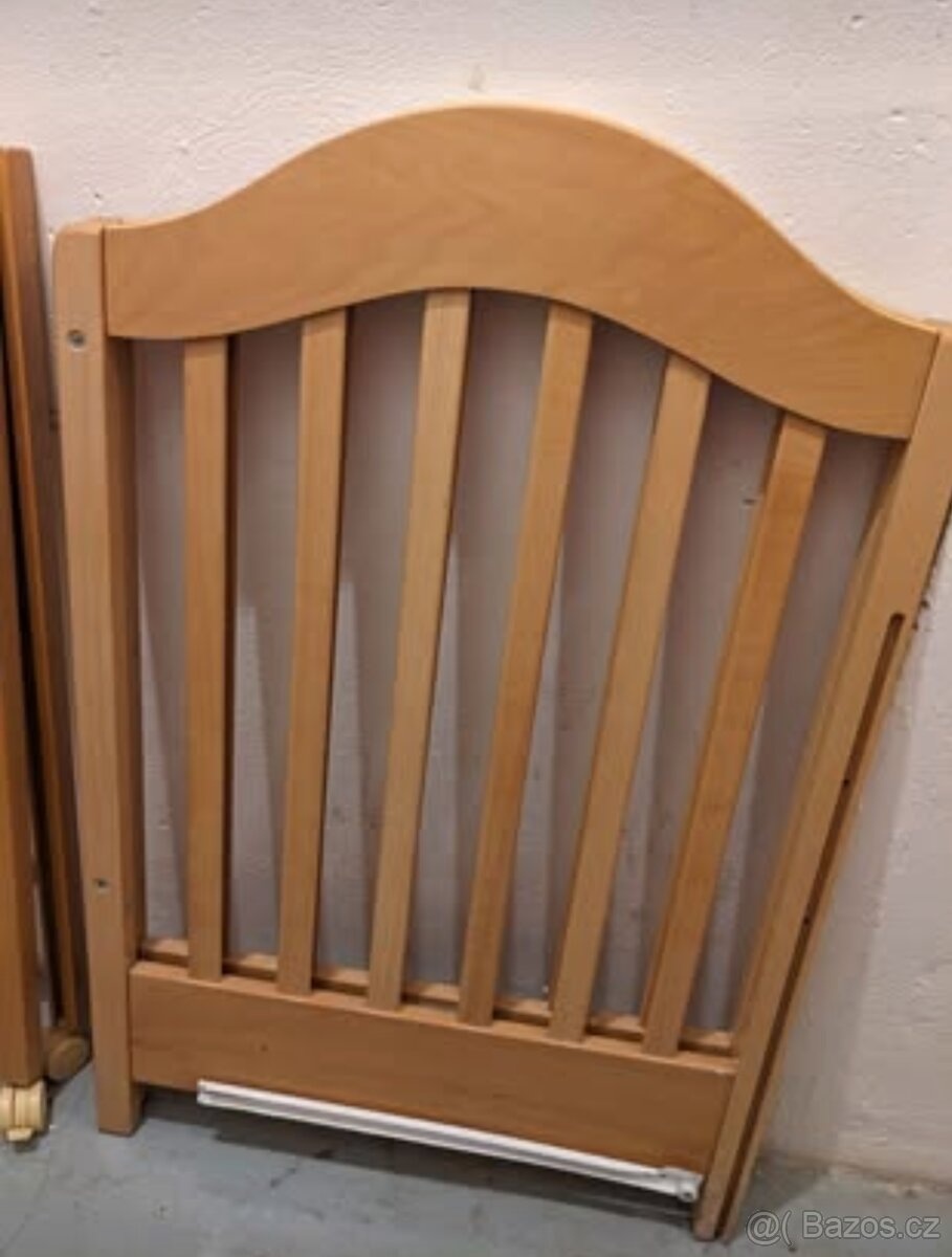 Dětská dřevěná postýlka s matrací