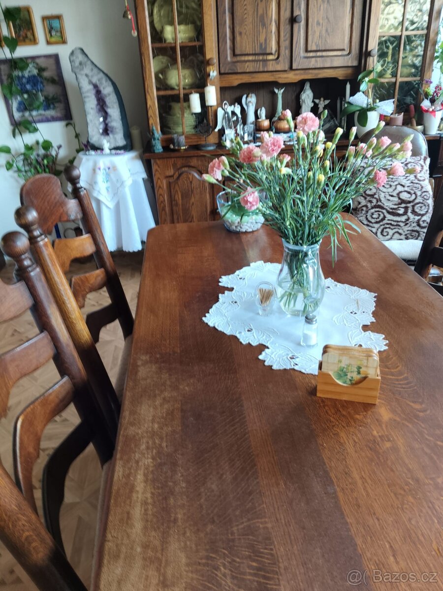 Jídelní stůl a židle