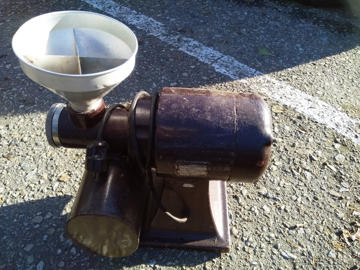 Mlýnek na kávu, býval v obchodech s potravinami, funkční