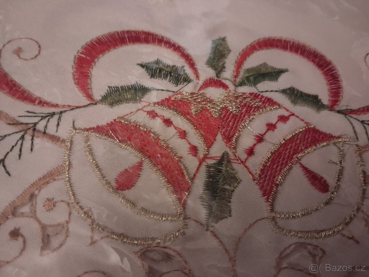 Vánoční kulaté prostírání vyšívané 12 kusů