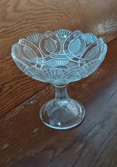 skleněná mísa na noze