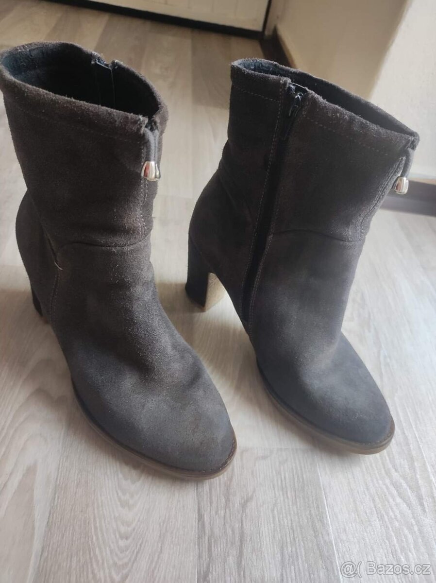 Krásné dámské kožené kozačky