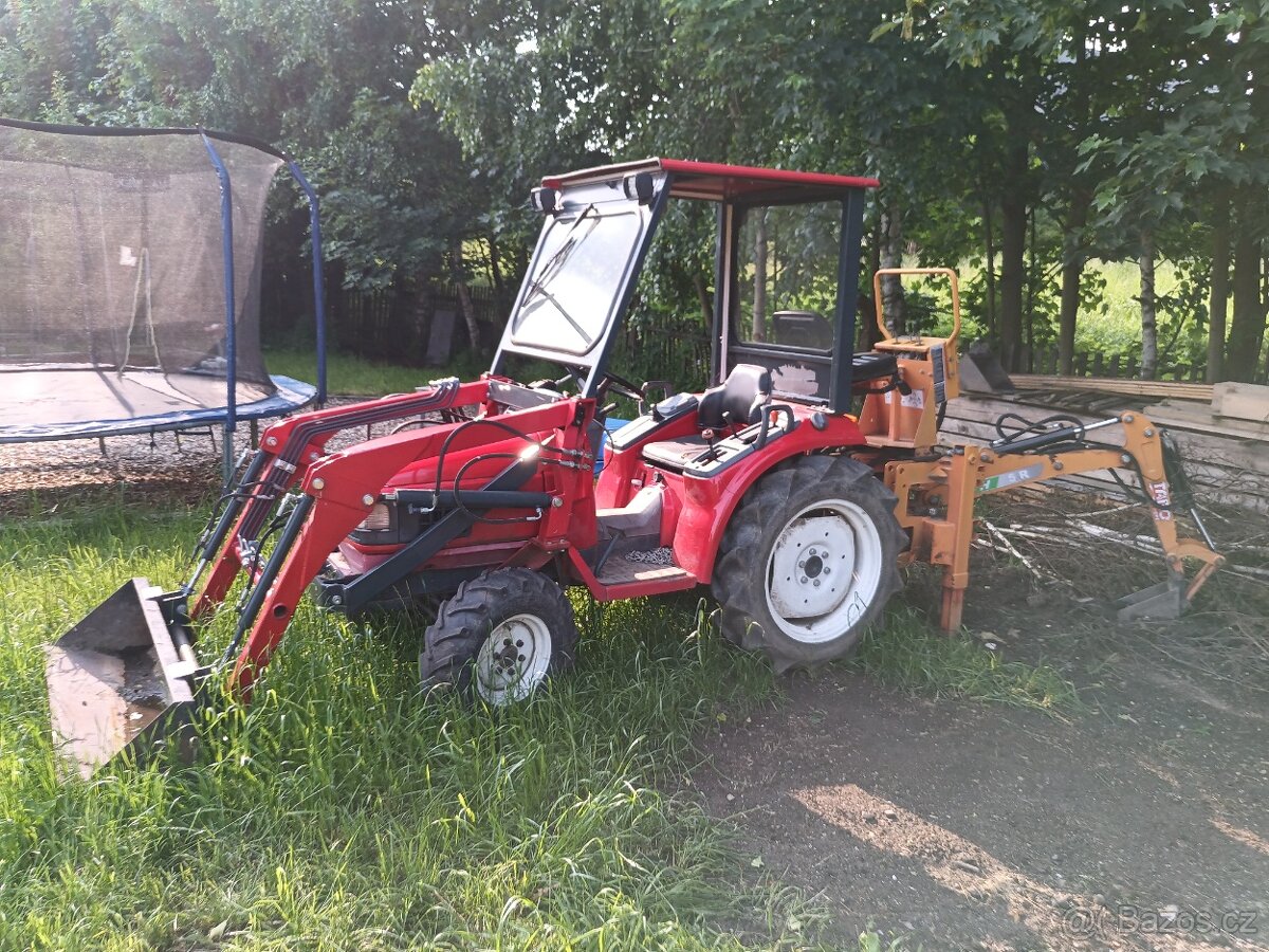 Malotraktor s čelním nakladačem a podkop