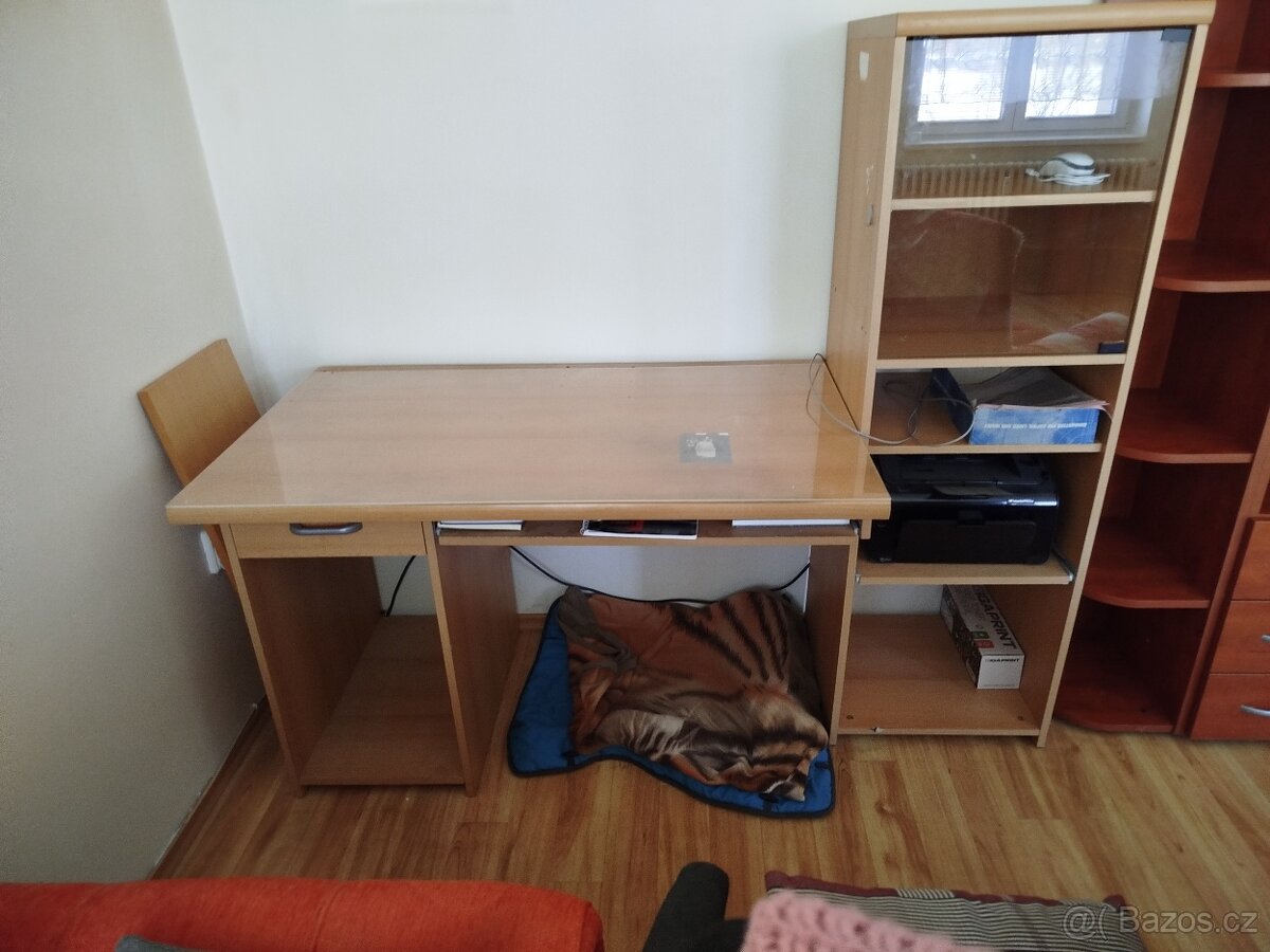 Psací stůl plus zidle