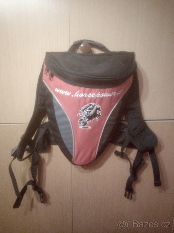 batoh Horsepower ve tvaru krovky červený