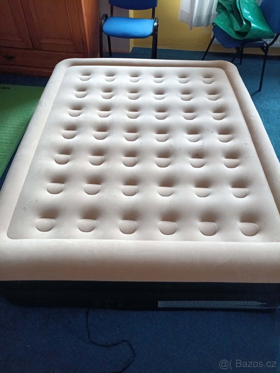 Elektrická nafukovací matrace pro dvě osoby