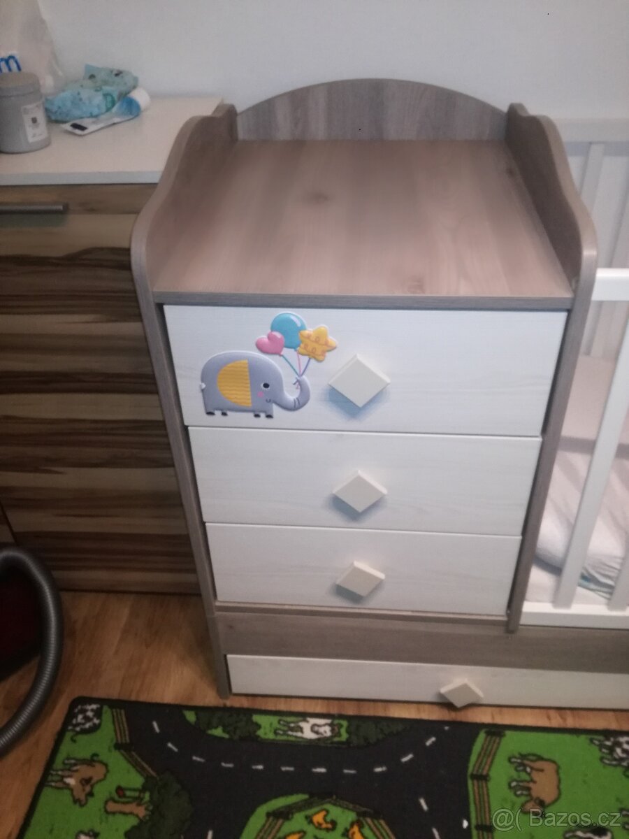 Dětská postel s přebalovacím pultem