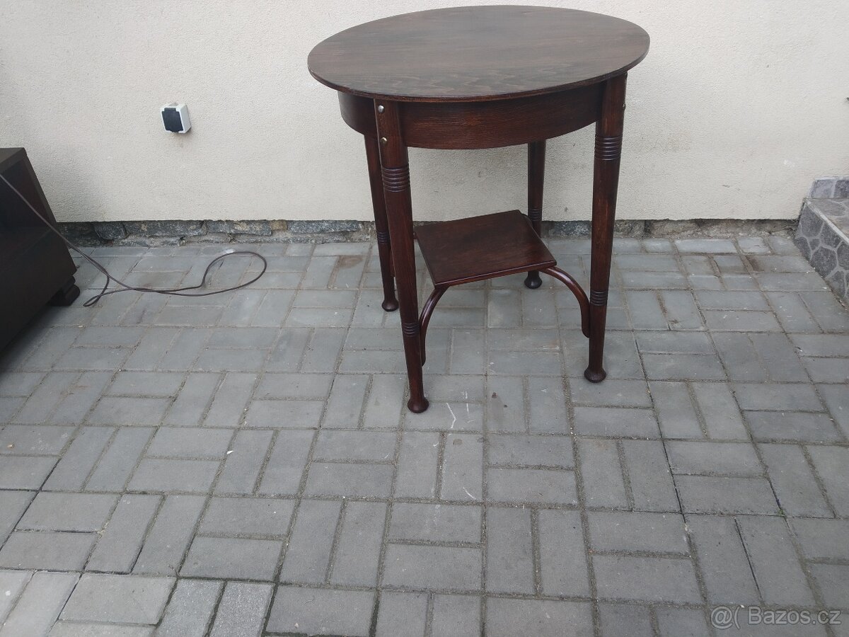 Konferenční stolek Thonet.
