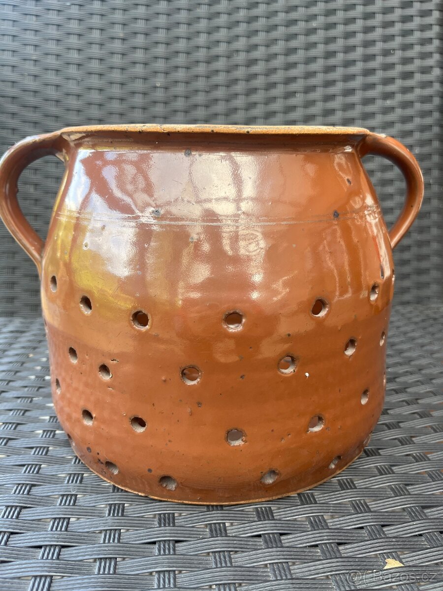 Prodám starý hnědě glazovaný keramický hrnec s otvory a dvěm