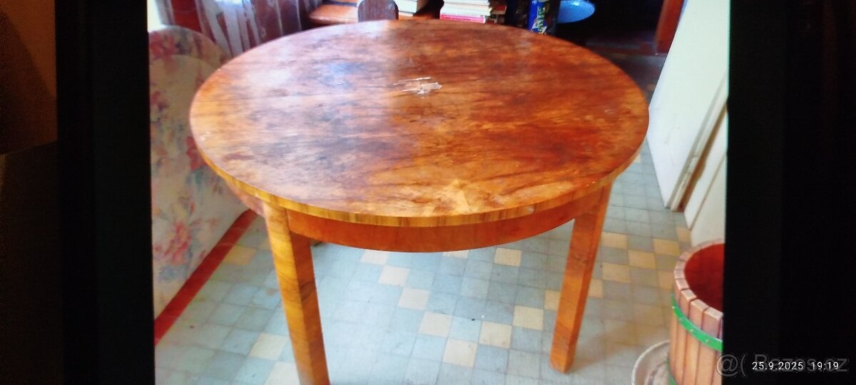 Stůl kulatý.