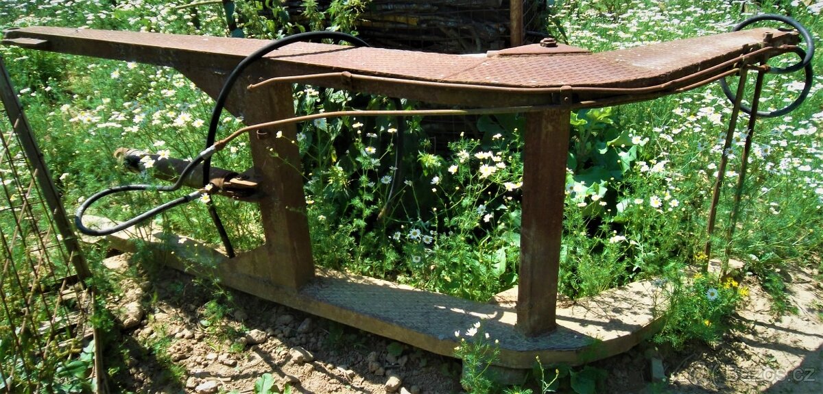 Čelní nakladač, výložník, hydraulické válce