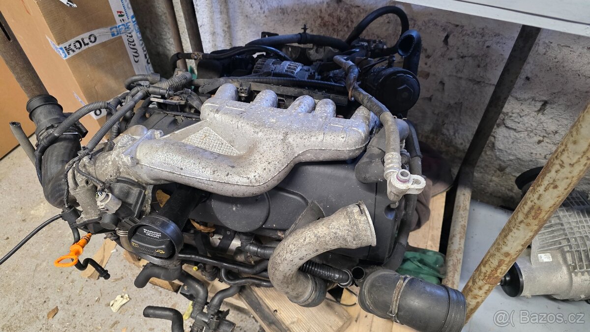 VW T5 2,5tdi 128kW , kompletní poškozený motor BPC