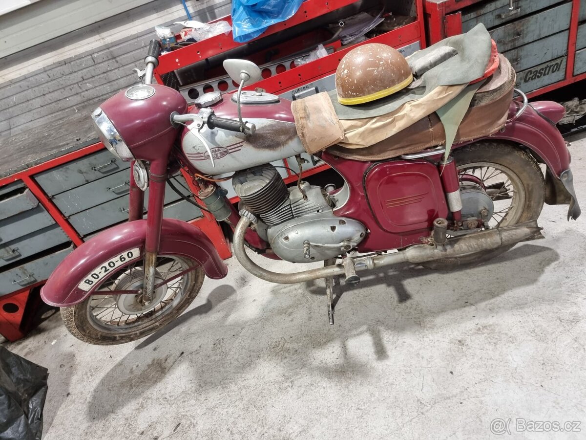 Jawa 250 Kyvačka