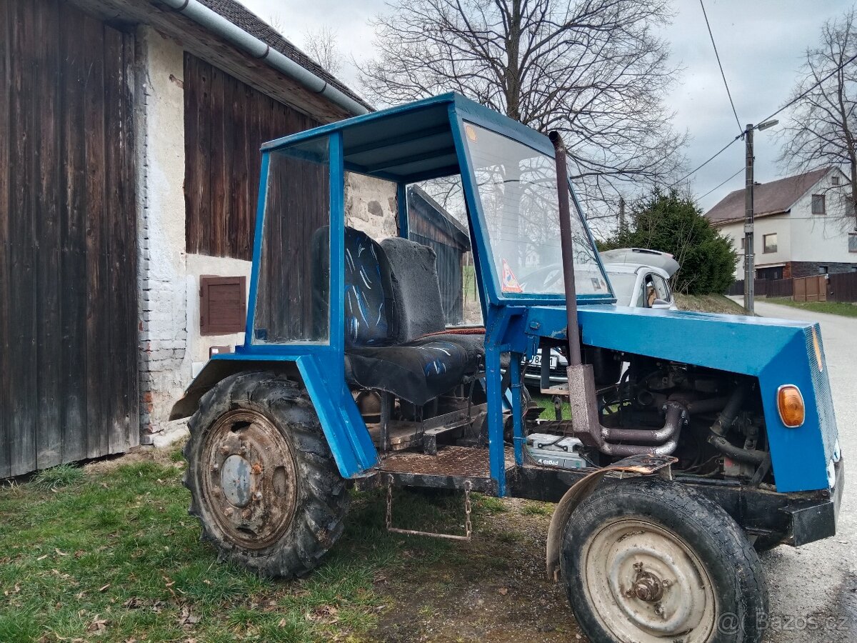 Malotraktor domácí výroby s vlečkou.