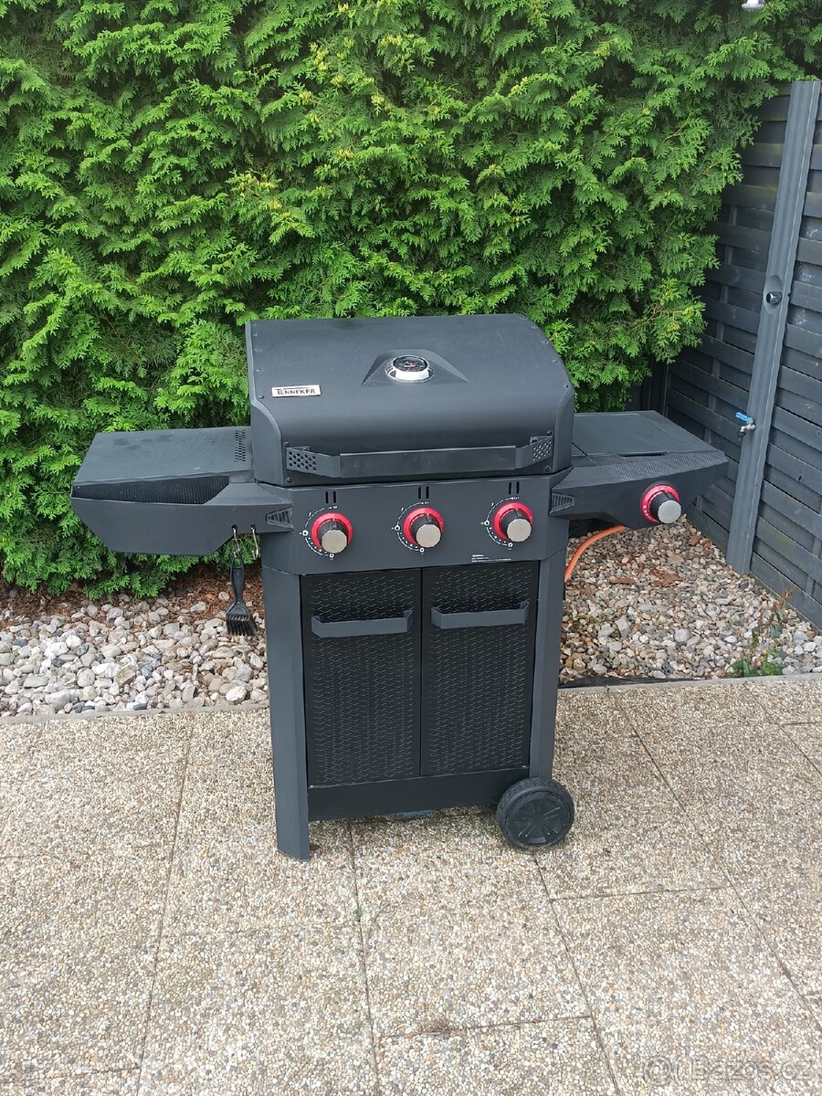 Prodám zahradní plynový gril, dvě sezóny použitý.