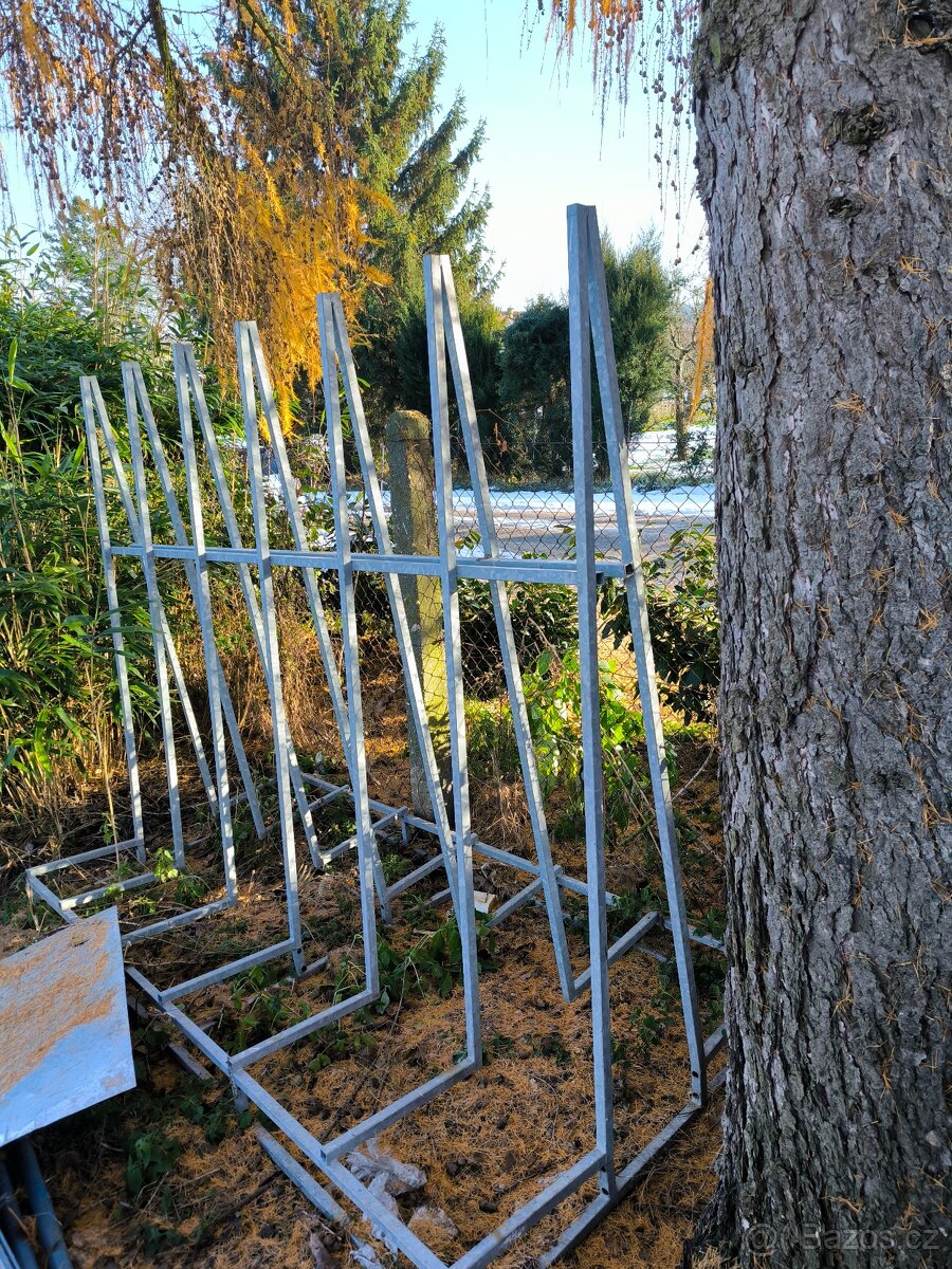 Stojan na okna a skla