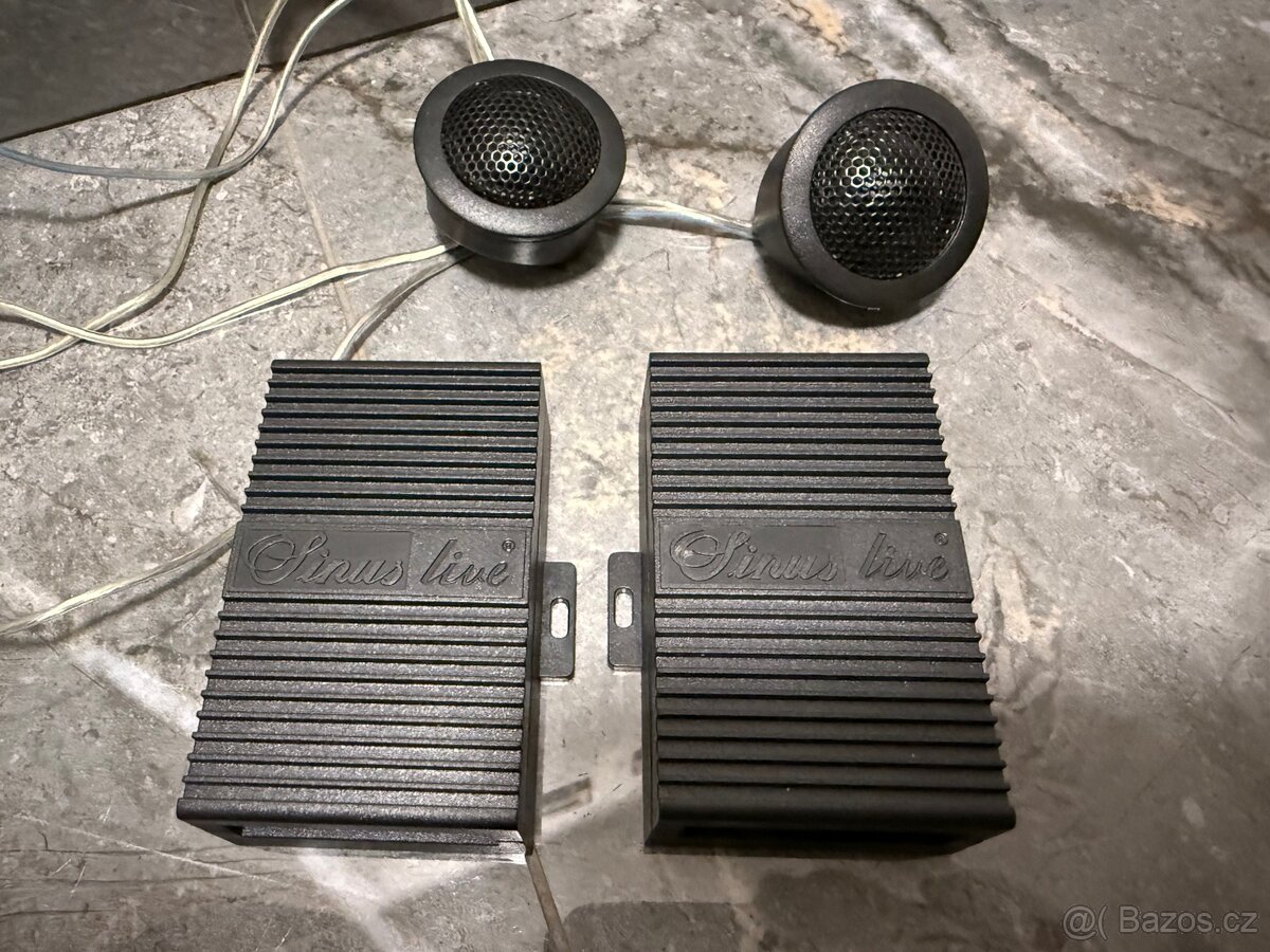 Výškově reproduktory a výhybky.