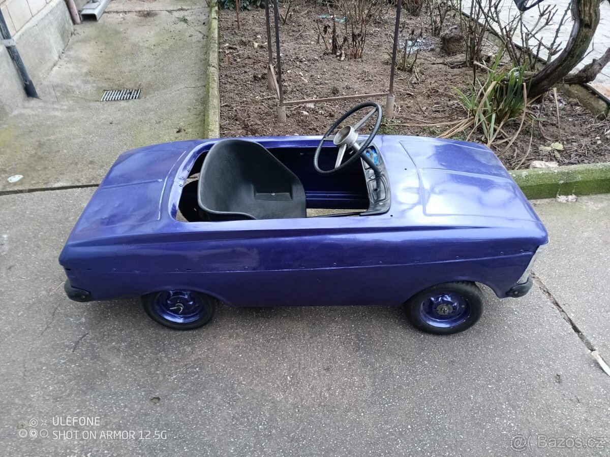 RETRO šlapací autíčko ala Moskvich z dob SSSR