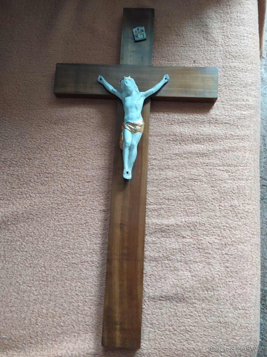 DŘEVĚNÝ KŘÍŽ S KRISTEM