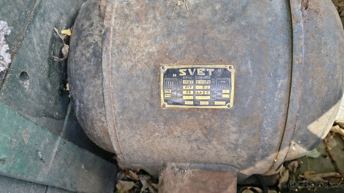 Historický elektromotor s pohonem
