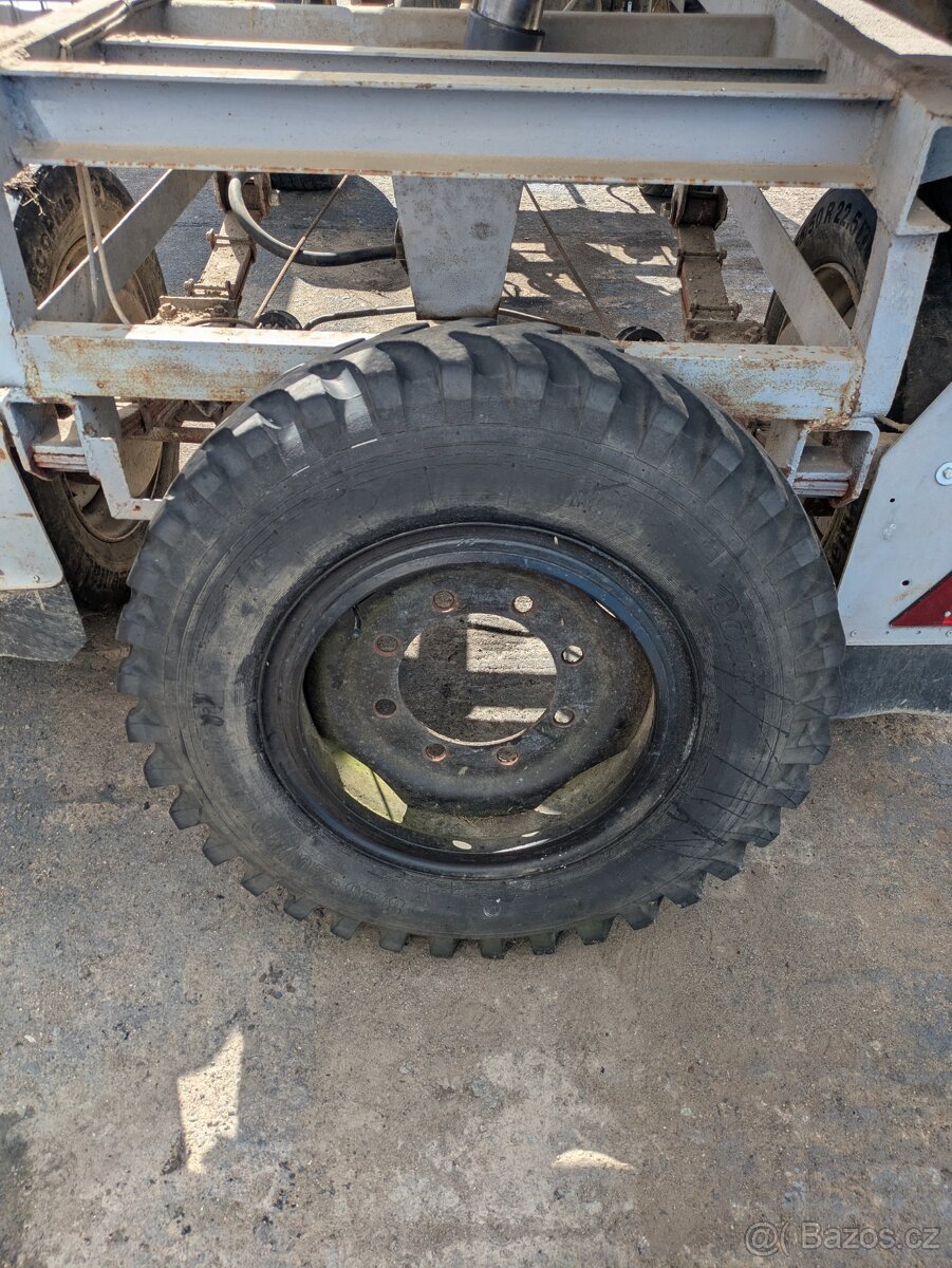Pneu 8.25-20