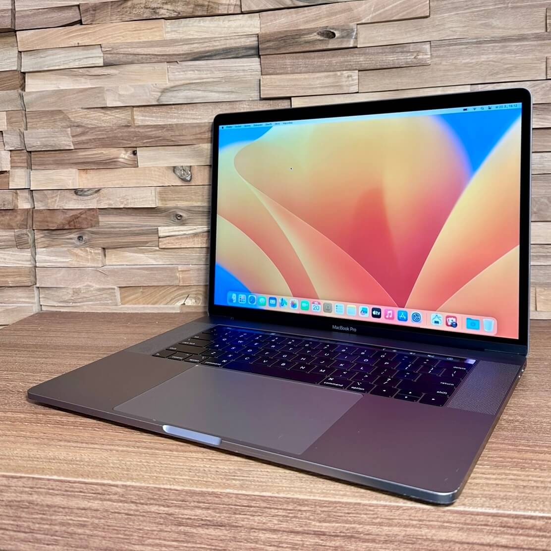 MacBook Pro 15 Touch Bar, i9, 2019,16GB RAM, 1TB VEGA
