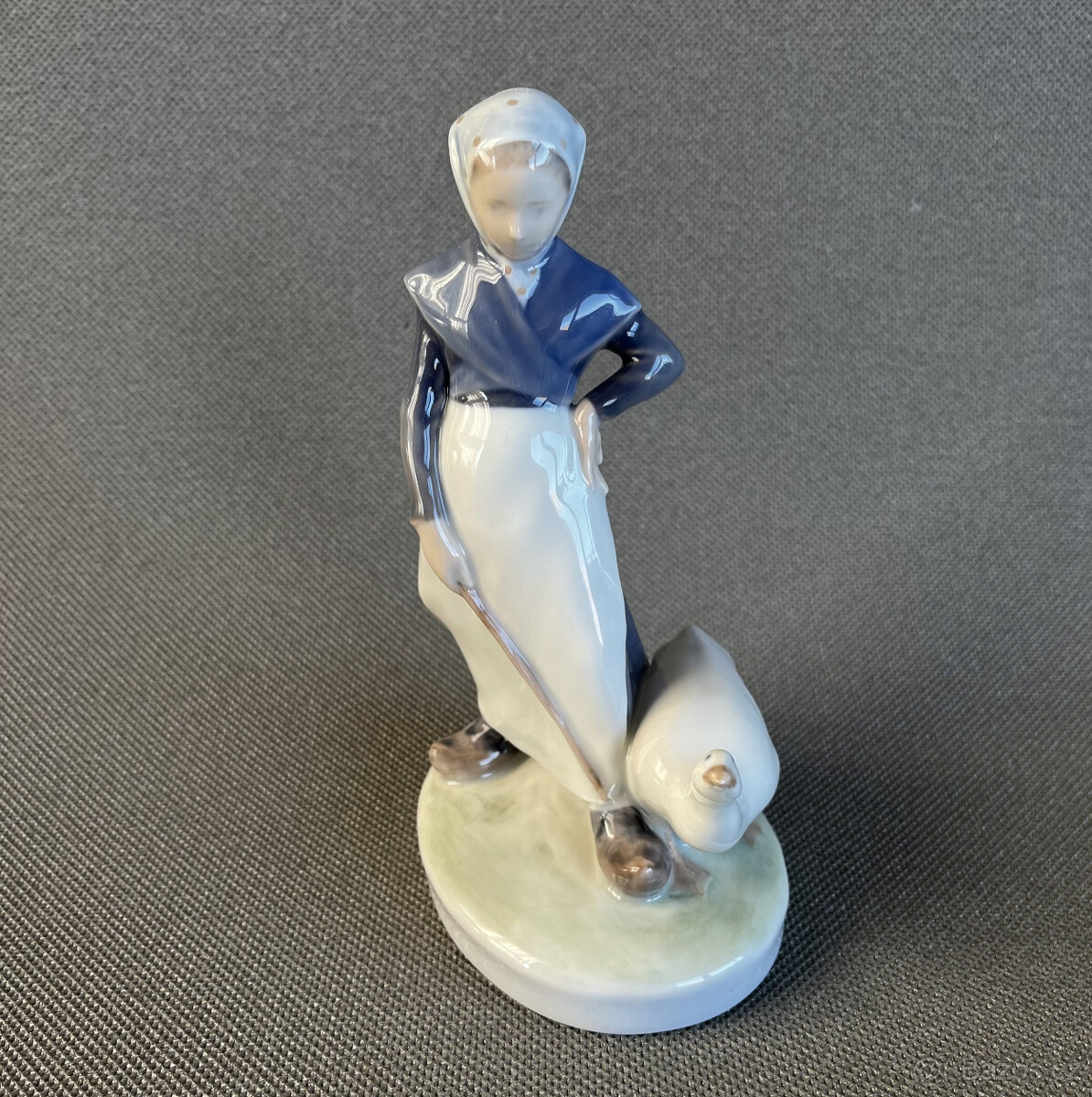 Royal Copenhagen Kodaň Soška Dívka s husou 18 cm