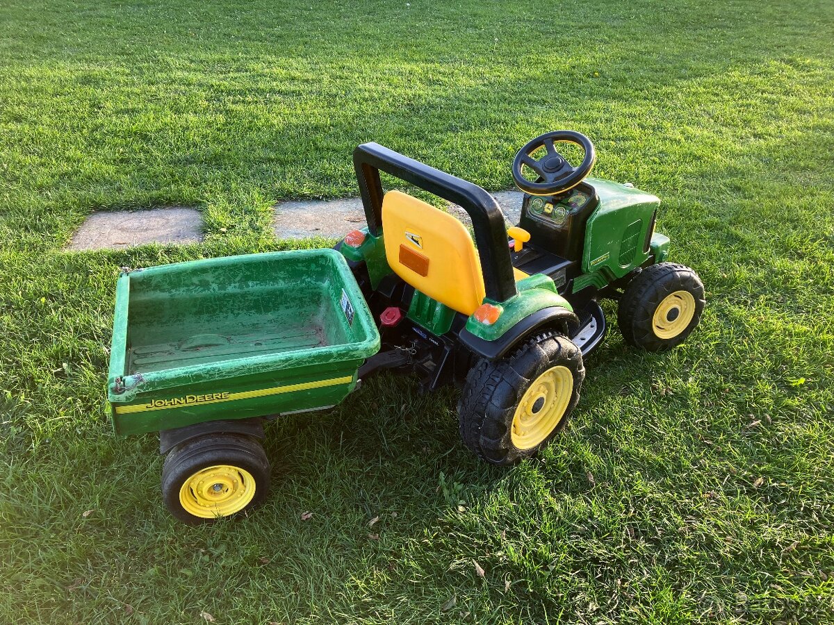 Traktor John deer s vlečkou na aku baterie 12V