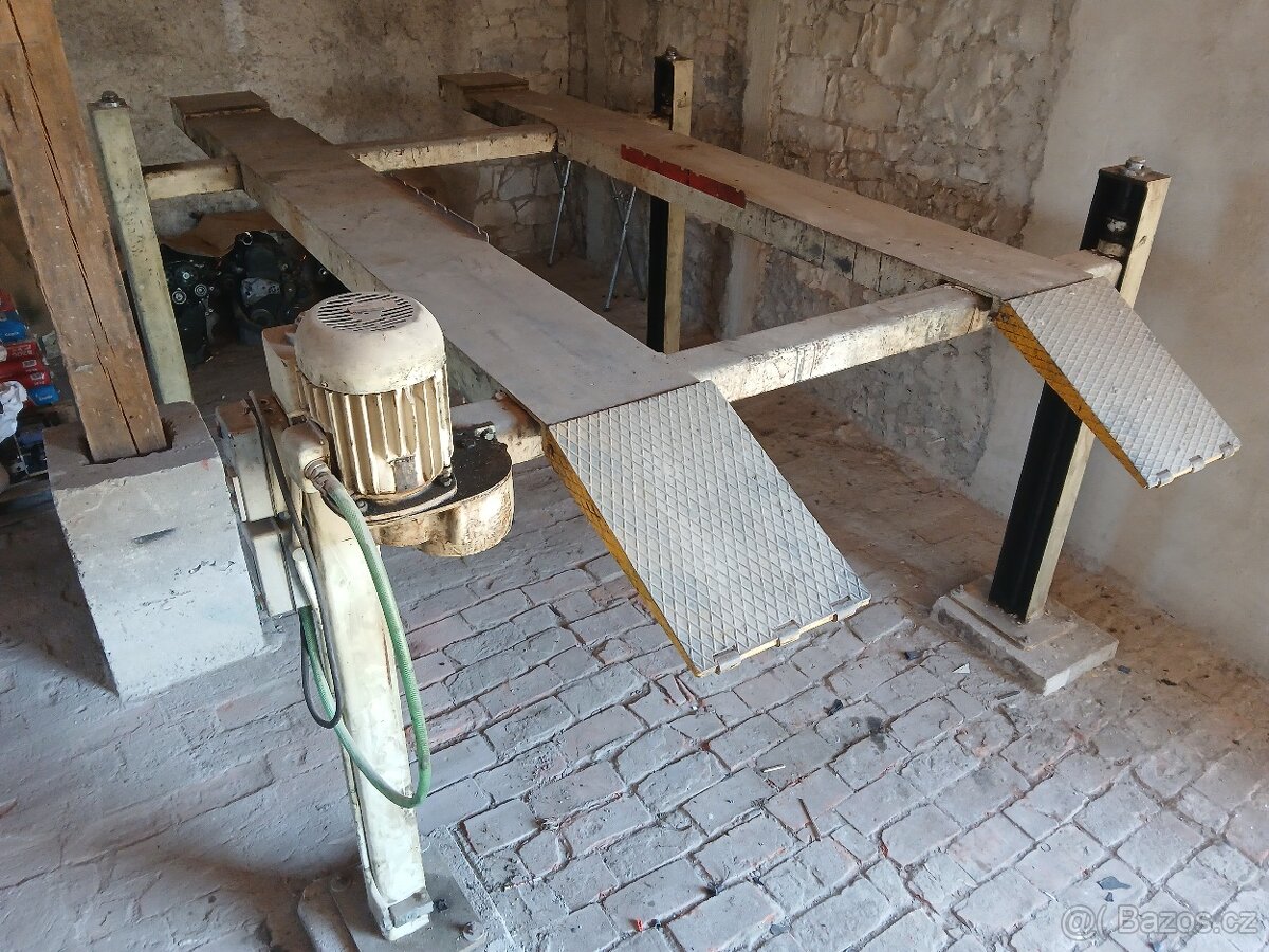 Čtyřsloupový zvedák